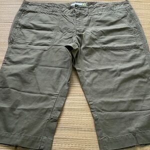 Old Navy Women’s Olive Green Cargo Shorts 100% Cotton Size 16